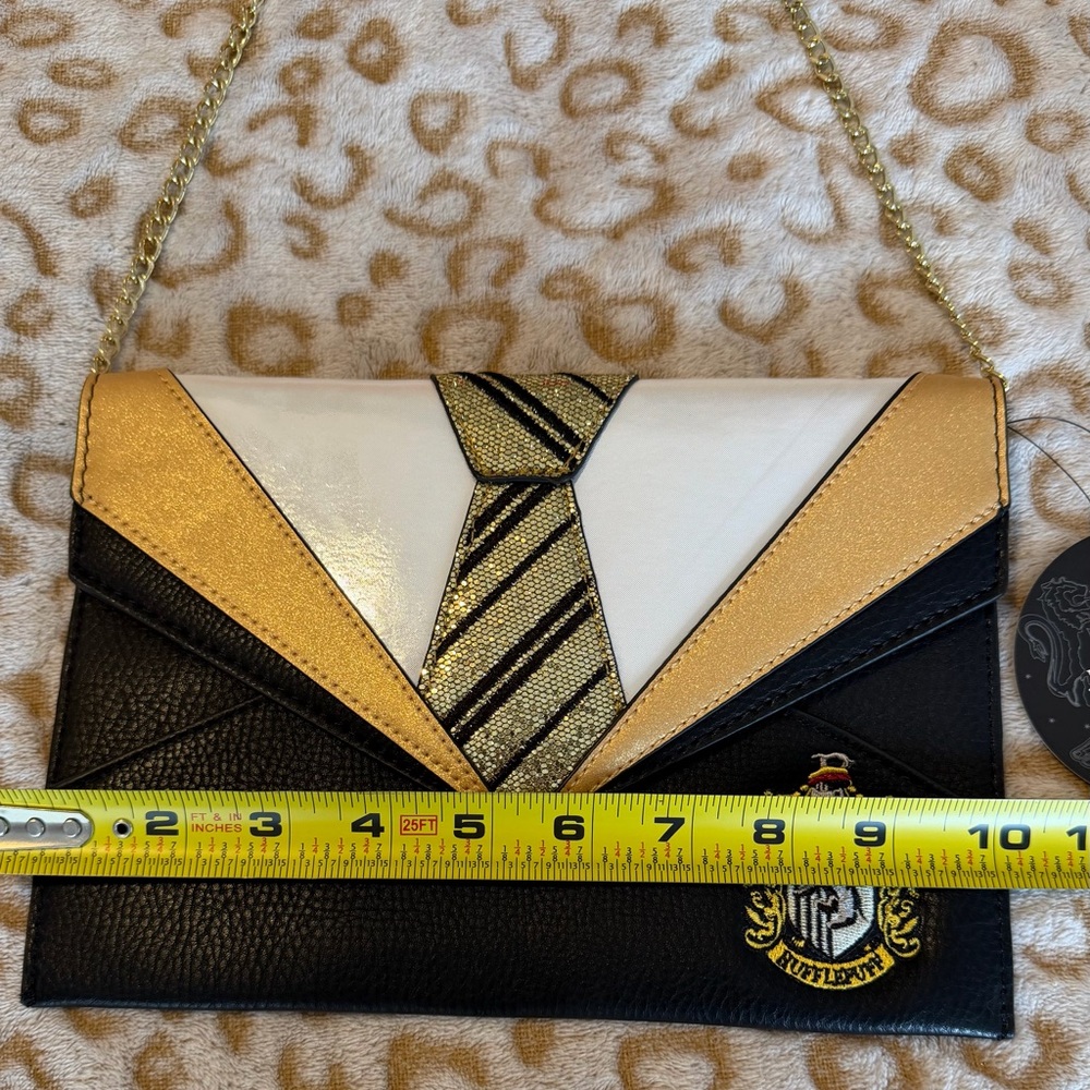 Harry Potter - Danielle Nicole - Uniform Clutch
Gold and Black Shoulder Chain - Picture 6 of 10
